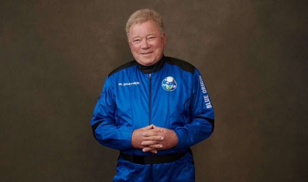 Foto de William Shatner com o traje para o voo com a Blue Origin