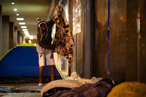 Morador de rua indo dormir