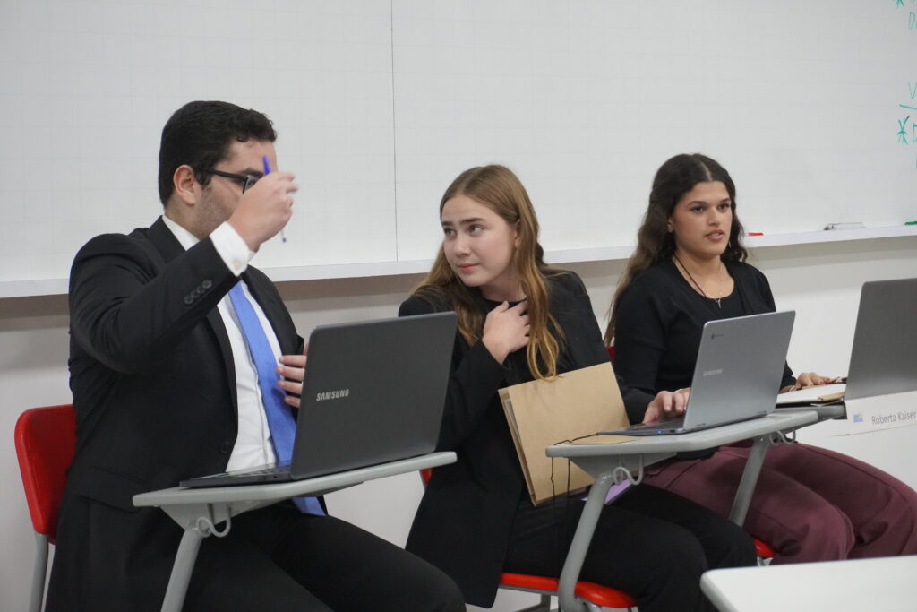 A comissão é transtornada ao decorrer dos debates sobre a segunda proposta de lei Simulação 360° Etapa Legislativa - Comitê CCTCI