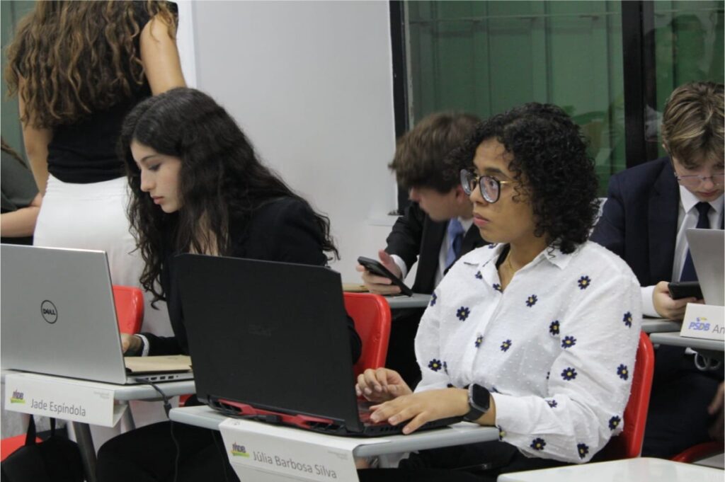 A terceira sessão se mostra agitada, com direito à crítica à UnB e à negligência psiquiátrica. Simulação 360° Legislativa- Comitê CCJC