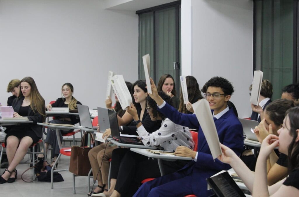 Deputado se oferece a resolver crise, mesmo que custe sua vida. Simulação 360° Legislativa- Comitê CCJC