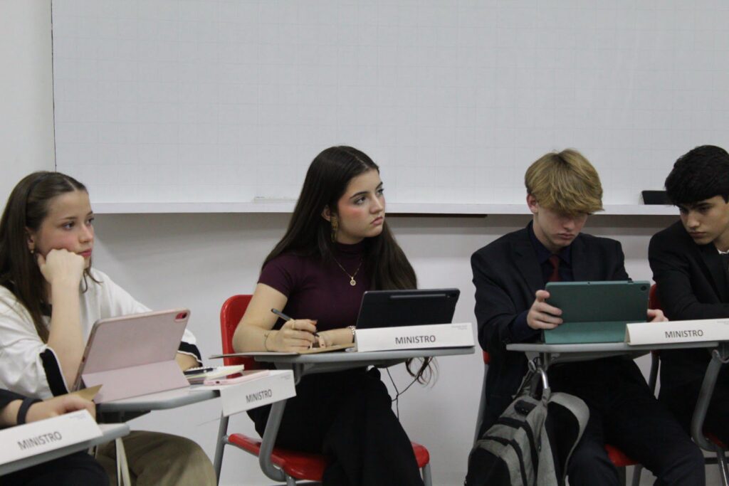 Deputados se sentem pressionados pelo tempo na última sessão do comitê