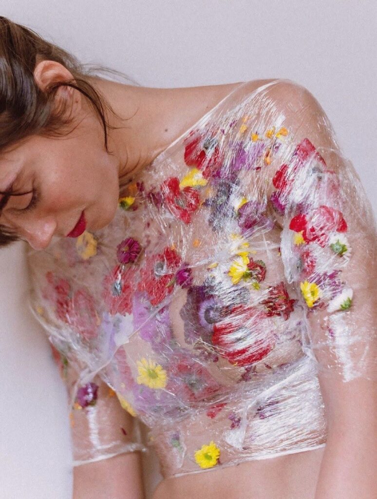 Mulher enrolada em flores. Fonte: Pinterest (https://pin.it/6QTAMOp0C)
