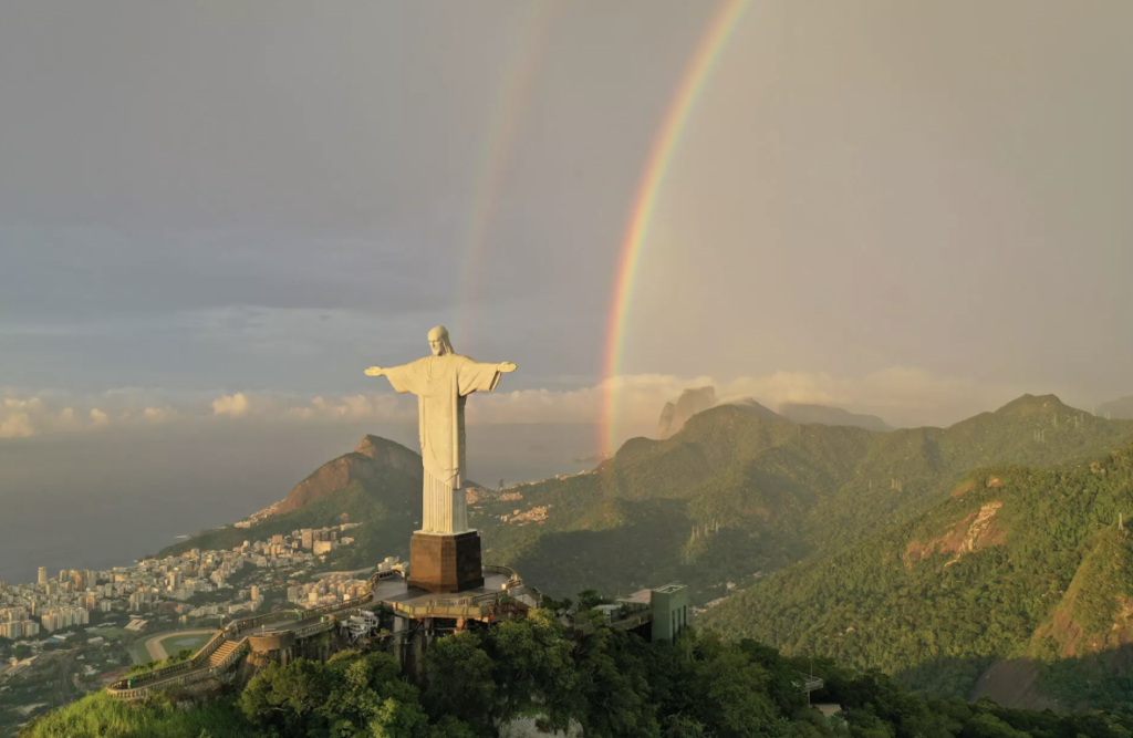 Foto Cristo Redentor com paisagem natural e arco-íris