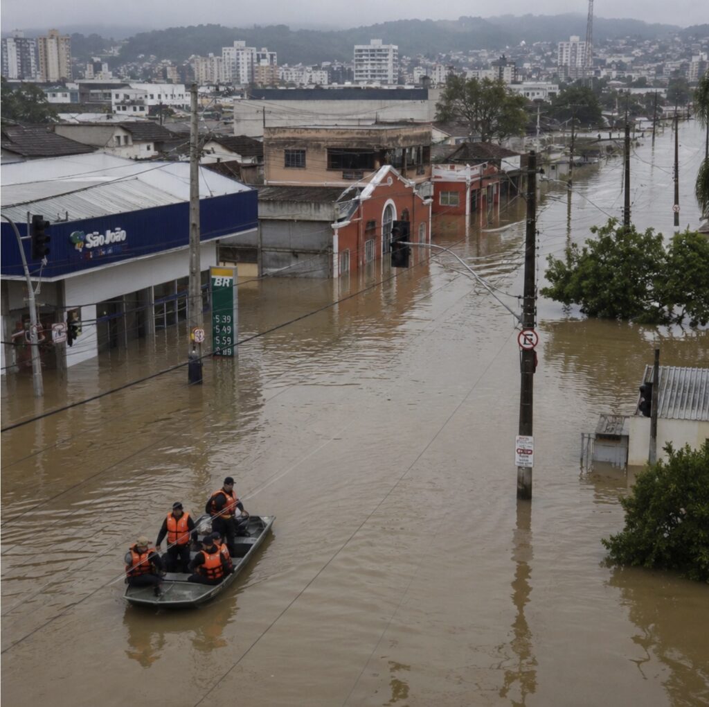 Impactos das enchentes em áreas urbanas, evidenciando os riscos dos eventos climáticos extremos para a população.