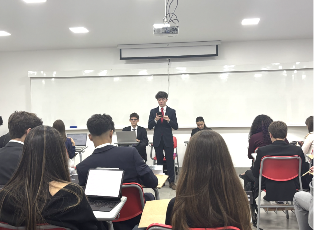 O Deputado João Lucas Cavalcanti lendo os as emendas parlamentares.
